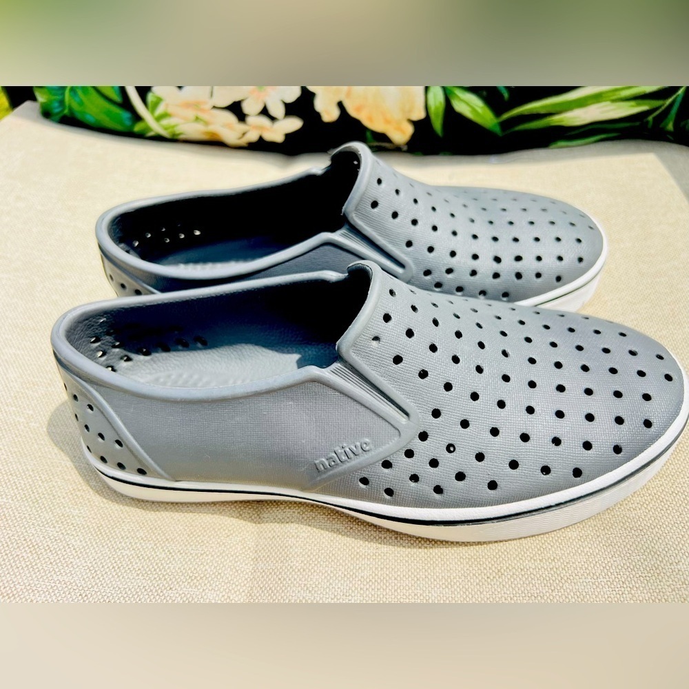 Native shoes size 4 M 6 W runs small fits size 5 women’s flexible shoes light